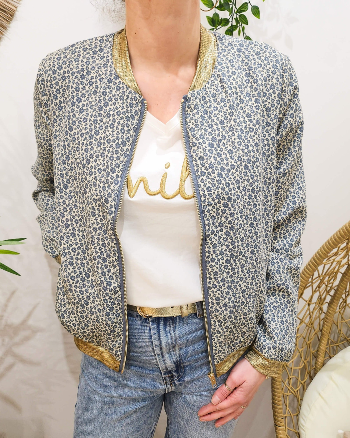 bombers-femme-768ihl-1.jpg Bombers femme écru fleurs bleues Anya Veste florale tendance | Coindesfilles – Image 1