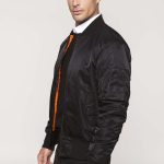 Blouson Bomber Homme Reversible Noir/Orange Doublure contrastée matelassée 100% 2 poches devant avec rabat et bouton pression.Poche plaquée zippée avec emplacement stylo sur la manche gauche. Veste / Blouson Homme pixit