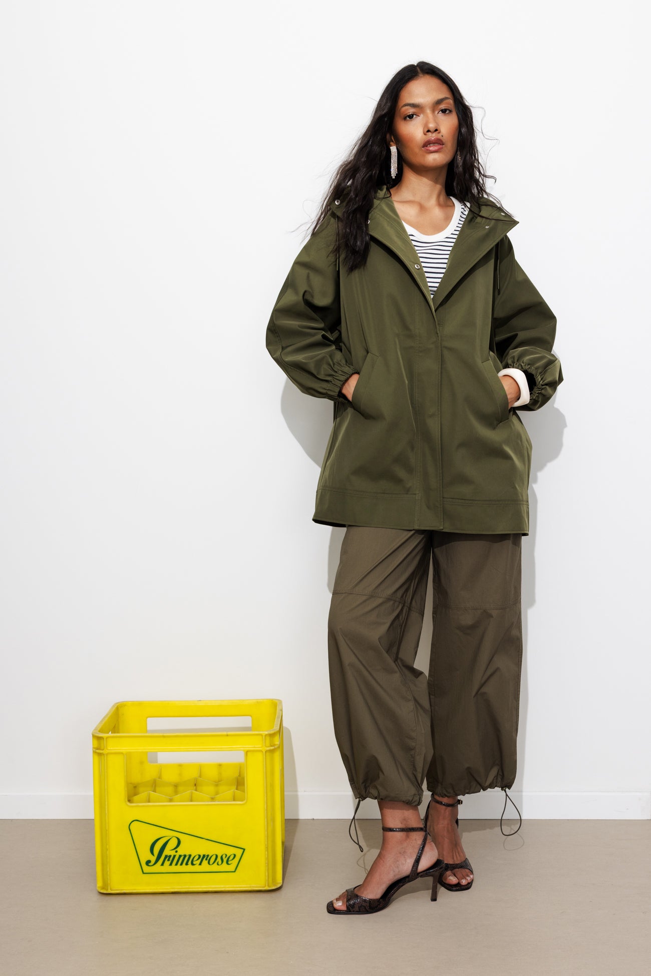 coupe-vent-335yln-1.jpg Coupe vent à capuche Femme Kaki – Image 1
