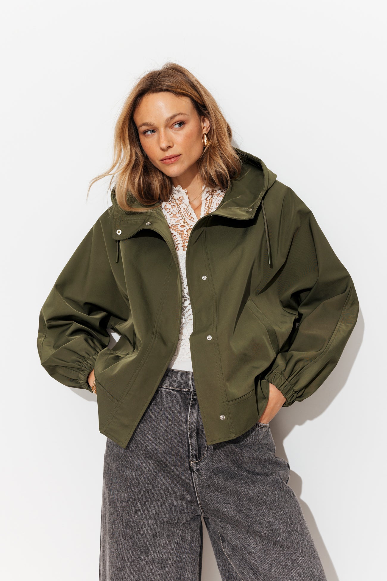 coupe-vent-950vbr-1.jpg Blouson coupe vent à capuche Kaki – Image 1