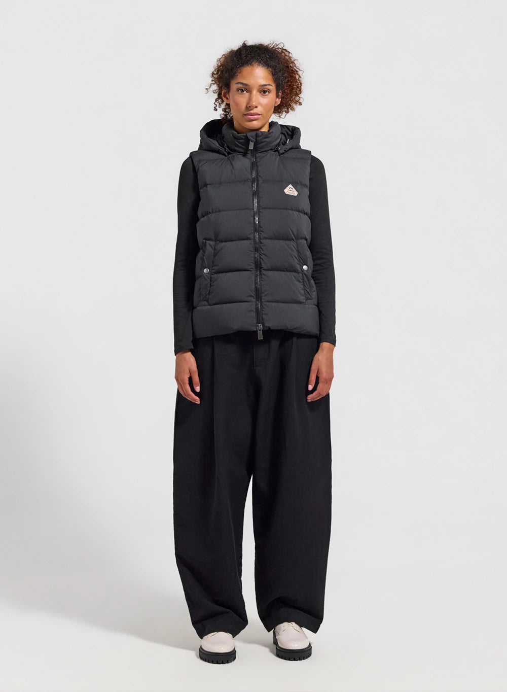 doudoune-femme-sans-manche-581nfv-1.jpg Doudoune sans manches à capuche pour femme Spoutnic noire | Pyrenex FR – Image 1