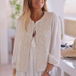 Petit gilet beige sans manches mi lin mi coton broderie corde fleurs