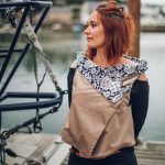 Gilet sans manches réversible"NINI" Beige et noir et blanc à fleurs Maela créations