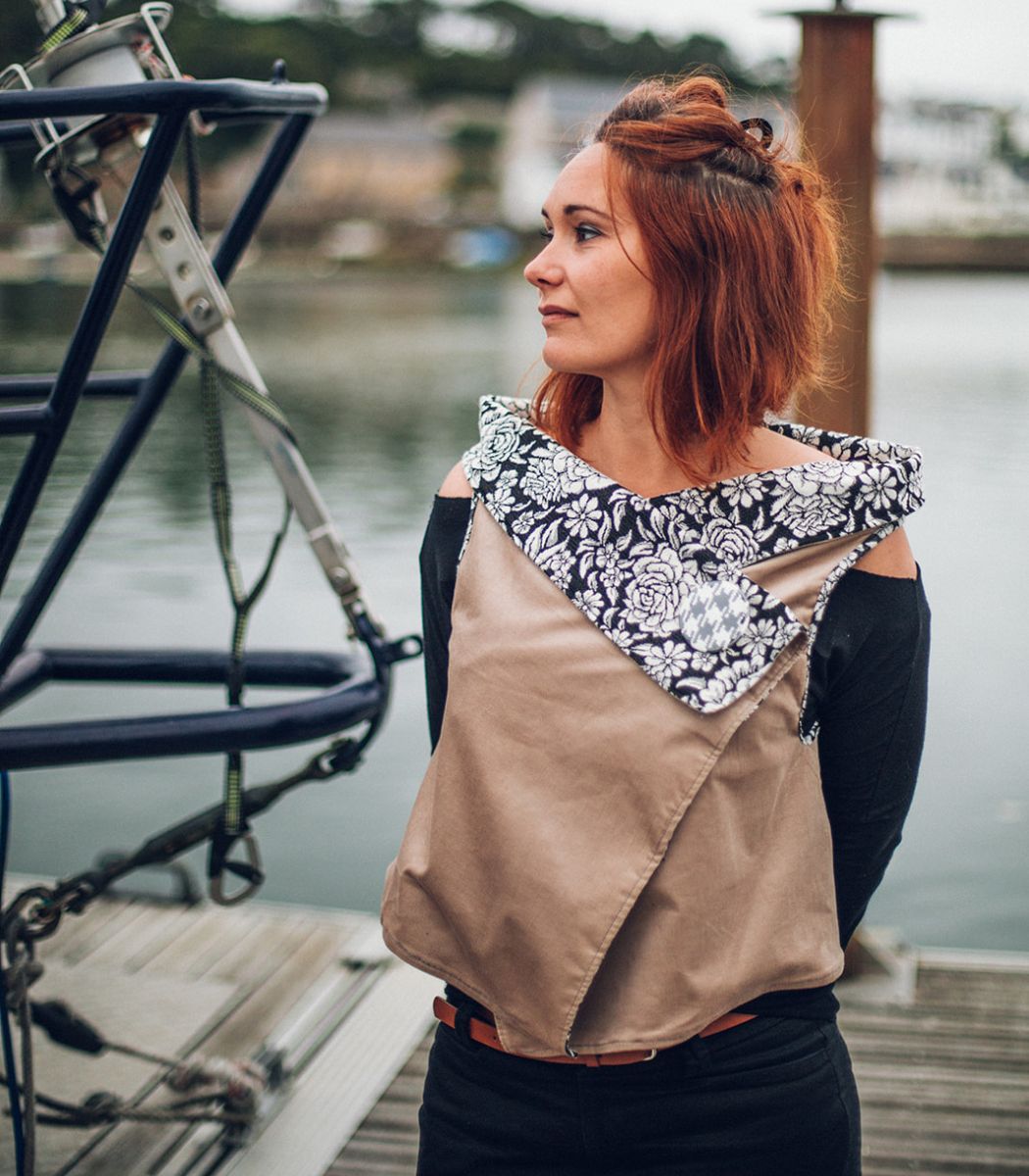 gilet-sans-manche-220dlc-1.jpg Gilet sans manches réversible"NINI" Beige et noir et blanc à fleurs Maela créations – Image 1