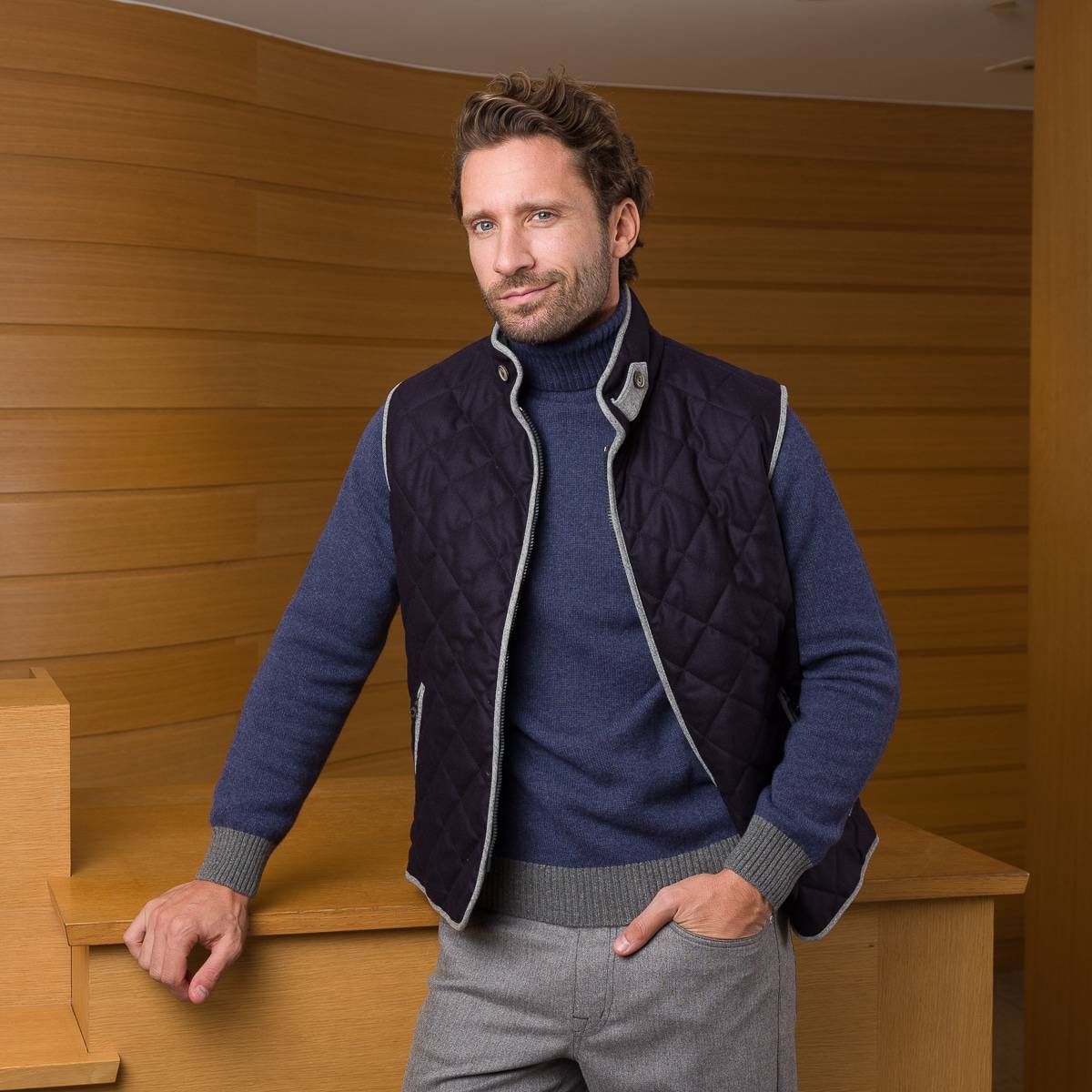 gilet-sans-manche-680cnq-1.jpg Gilet sans manches en flanelle quilted navy gris AALLARD de Megève – Image 1