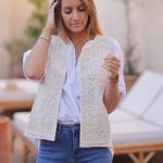 Petit gilet beige sans manches mi lin mi coton broderie corde fleurs