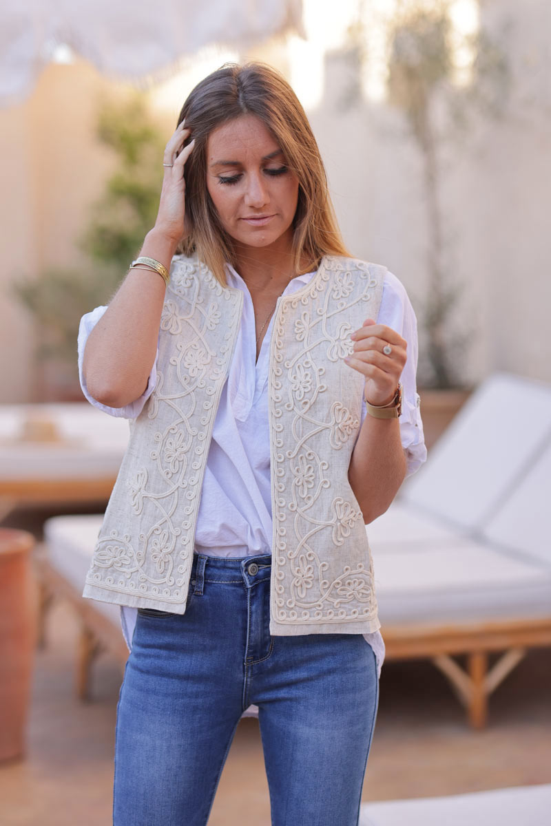 gilet-sans-manche-689weq-1.jpg Petit gilet beige sans manches mi lin mi coton broderie corde fleurs – Image 1