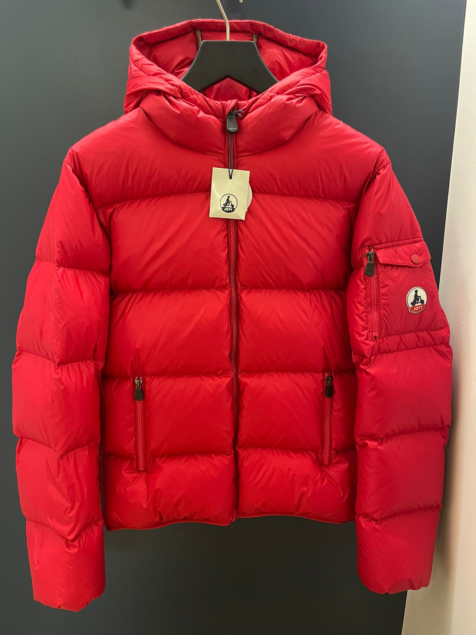 jott-doudoune-673urz-1.jpg Doudoune JOTT Java Homme Rouge Grand Froid – Veste Hiver Déperlante et – Urban Chic Boutiques – Image 1