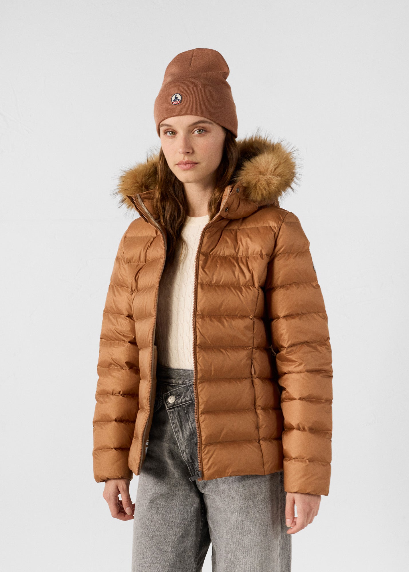 jott-doudoune-femme-694uwc-1.jpg Doudoune à capuche Grand Froid Sucre roux Luxe – JOTT – Image 1