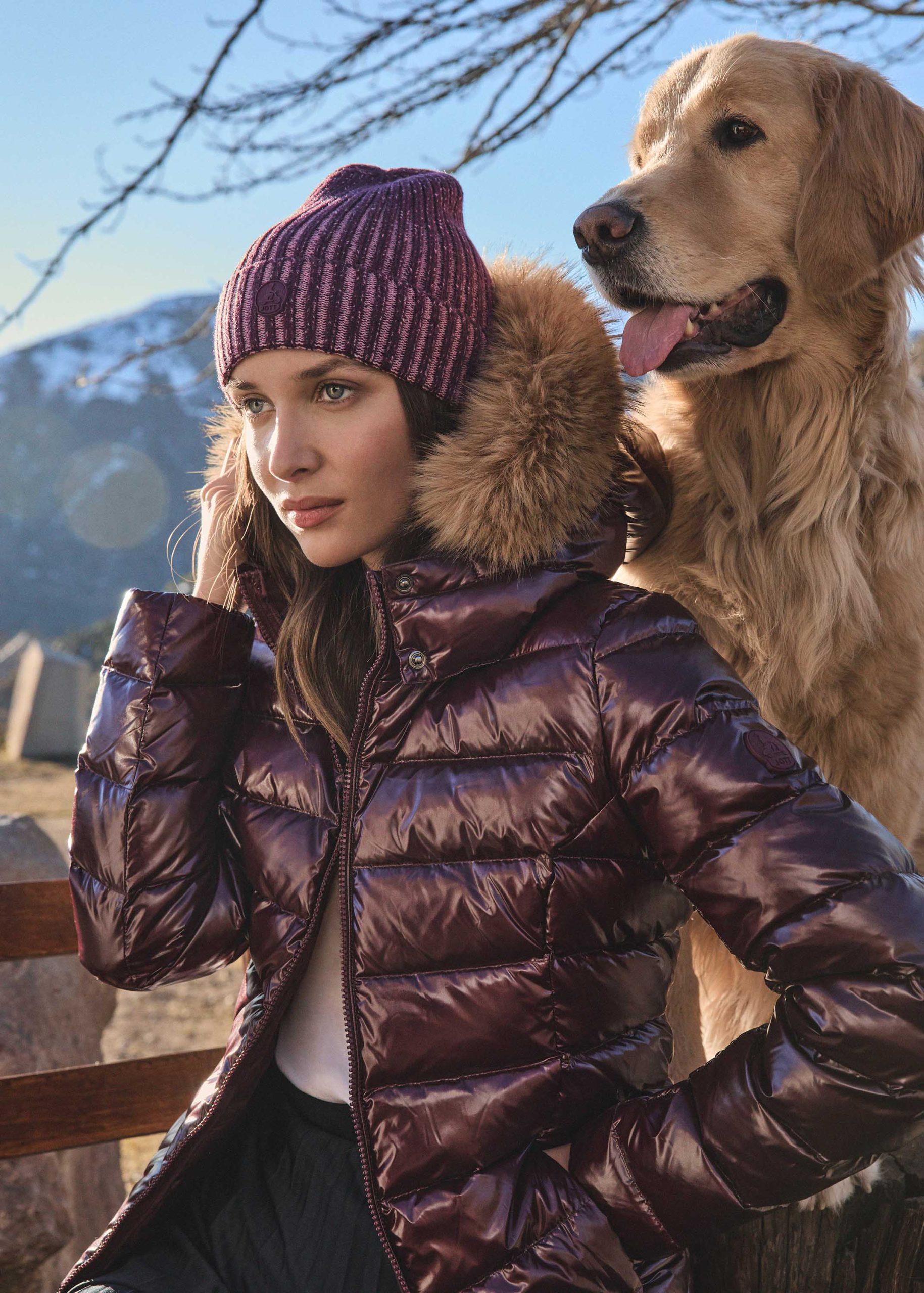 jott-femme-doudoune-342fwq-1.jpg Doudoune à capuche Grand Froid Cerise noire Luxe laquée – JOTT – Image 1