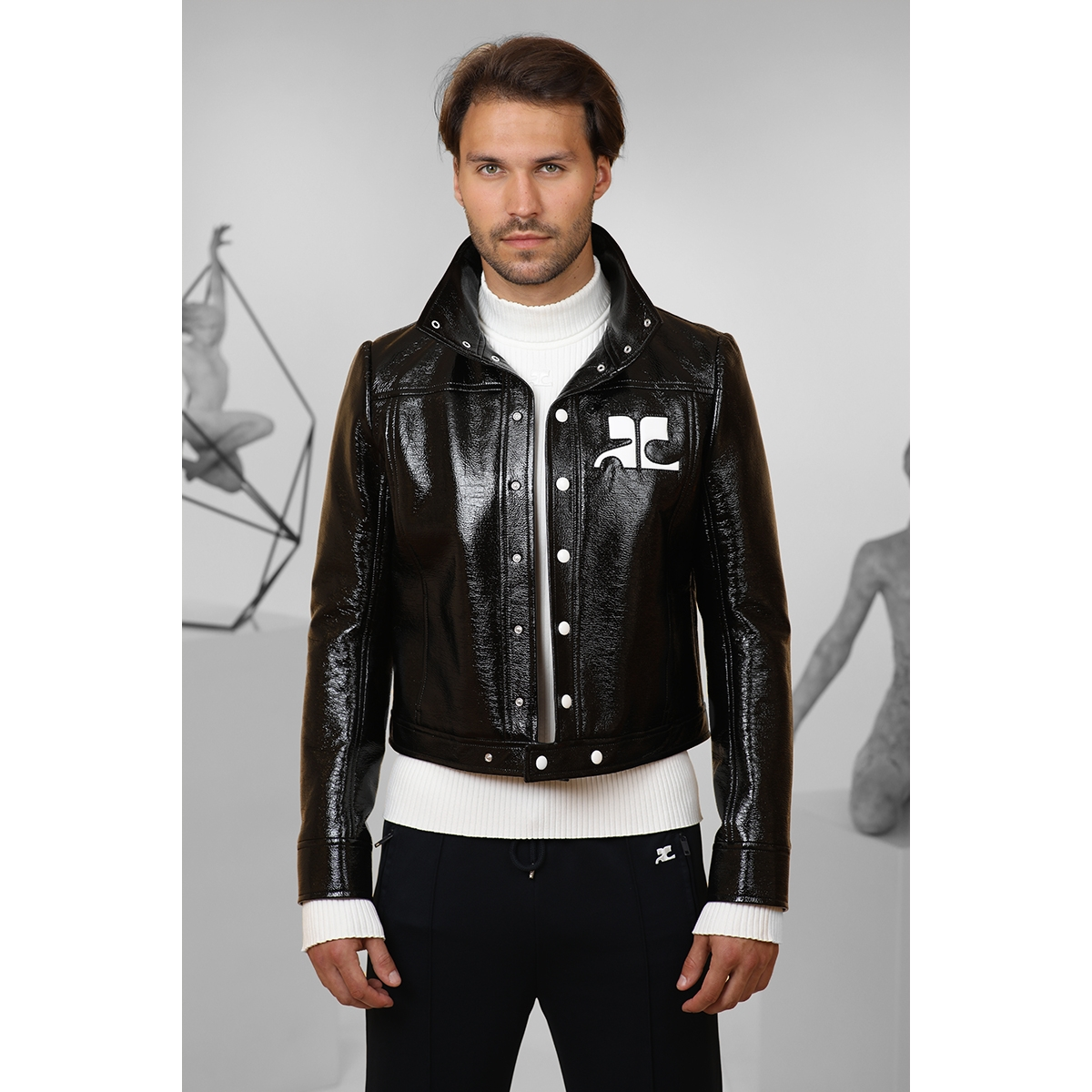 veste-courreges-343uen.png Veste Réédition en Vinyle Noir COURRÈGES – Image 1