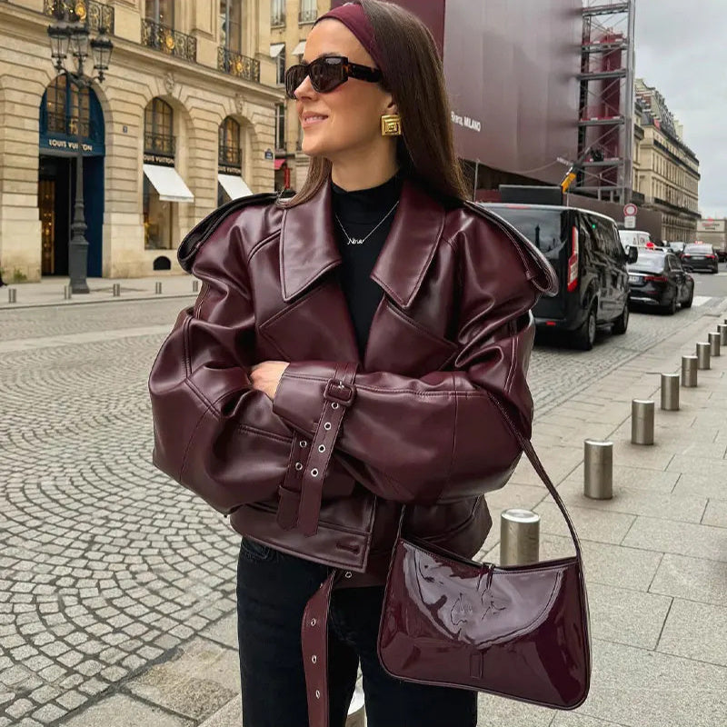 veste-en-cuir-femme-962ngj-1.jpg Veste Femme Courte Bordeaux Cuir Végan Ajustée | SecretBombe – Image 1