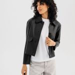 Veste courte en cuir imitation avec poches à rabat femme noir | GEMO
