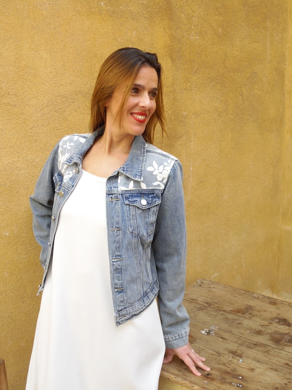 veste-en-jean-femme-176lfv-1.jpg Veste blouson de mariée en jean denim et dentelle. Option personnalisation manuscrite Etsy France – Image 1