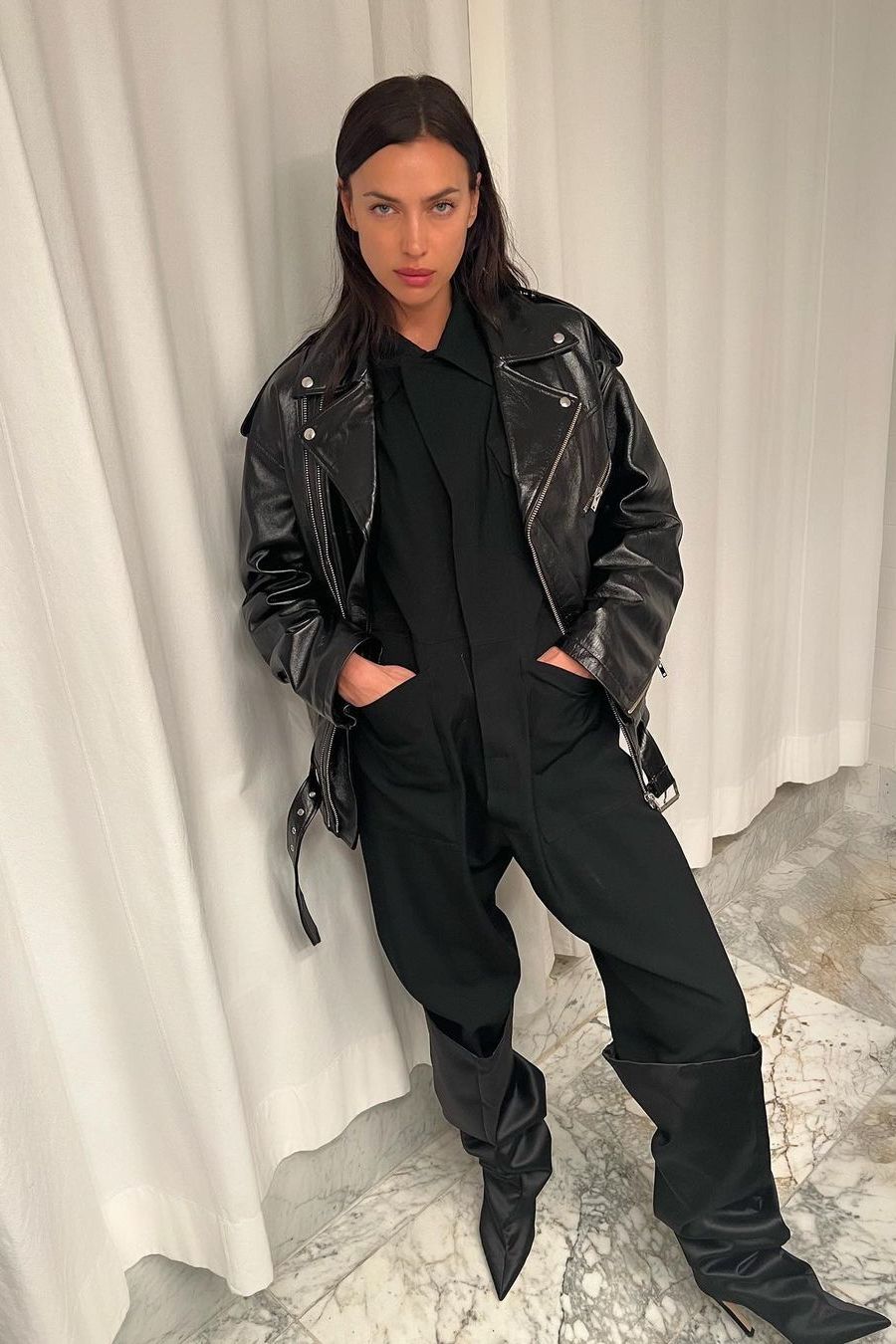 veste-femme-en-cuir-499fyk-1.jpg Conseil mode : comment porter la veste en cuir ce printemps ? | Vogue France – Image 1