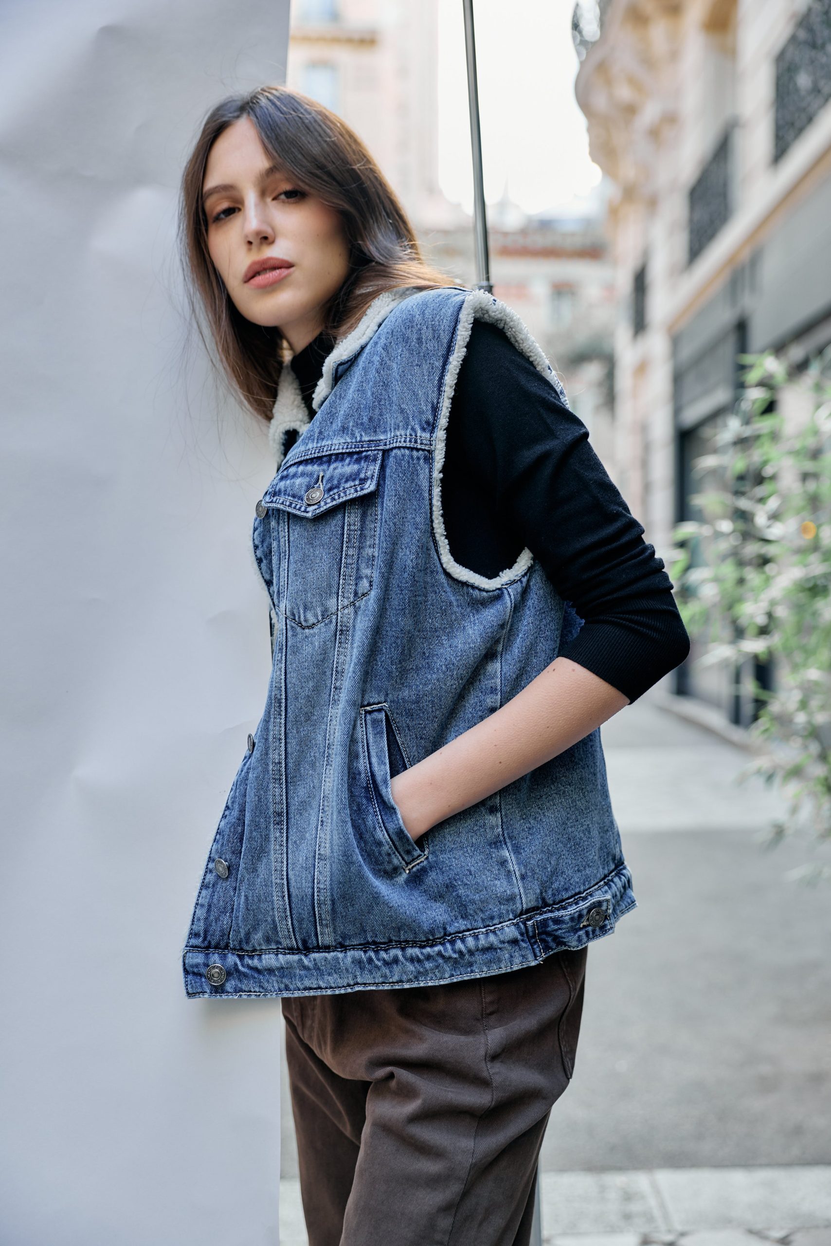 veste-femme-en-jean-040fpl-1.jpg Veste Sans Manches Doublée – Image 1