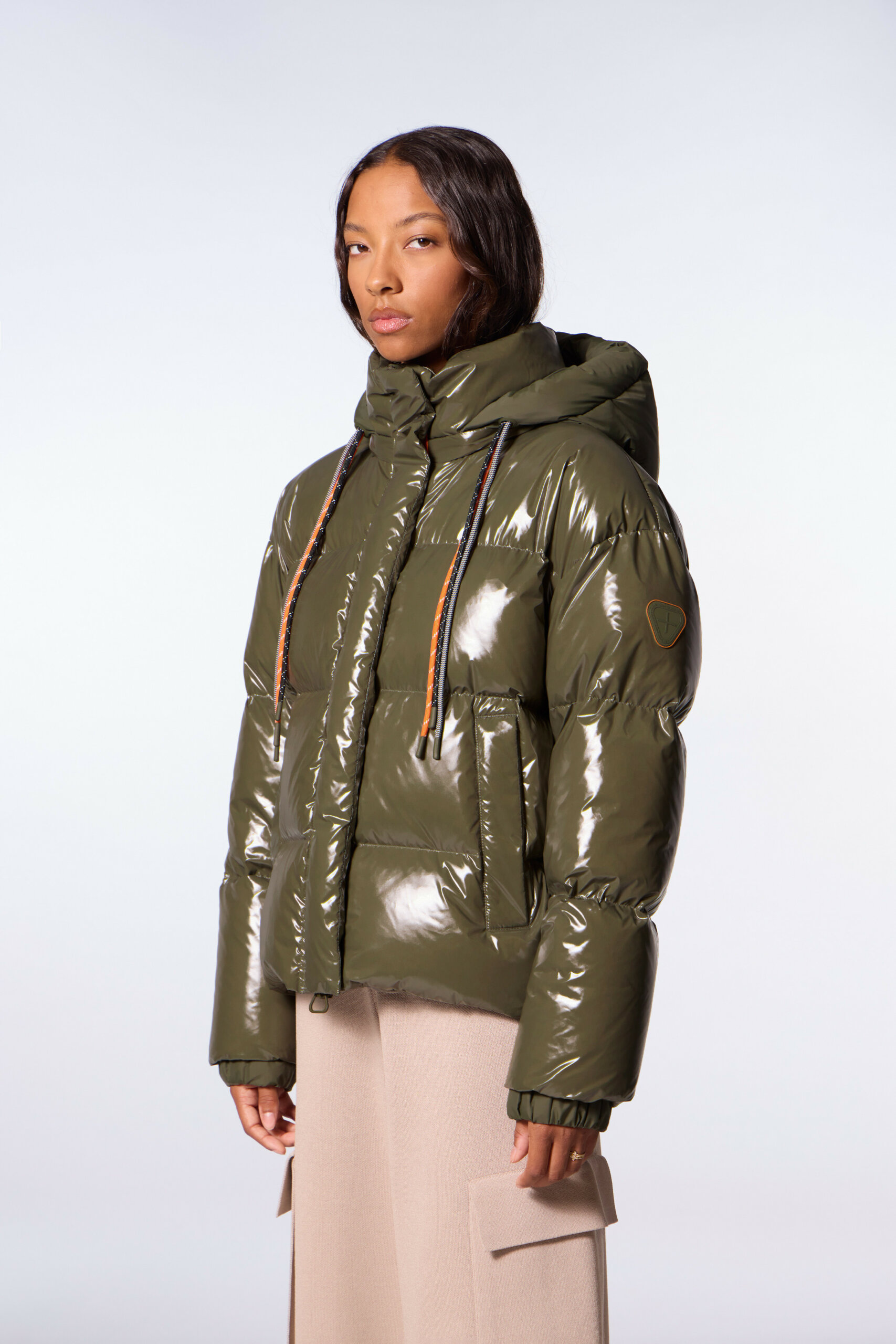 veste-gertrude-662wpz-1.jpg Doudoune Courte Brillante Lili Bright Khaki Gertrude 13Bis Store – Image 1