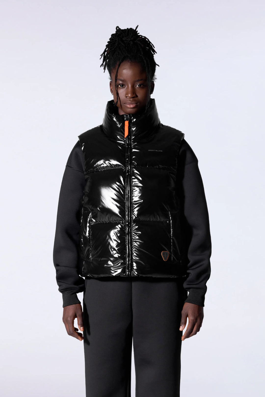 veste-gertrude-774gfg-1.jpg GERTRUDE Doudoune puffy brillante sans manches Galilée Noir – Lothaire – Image 1