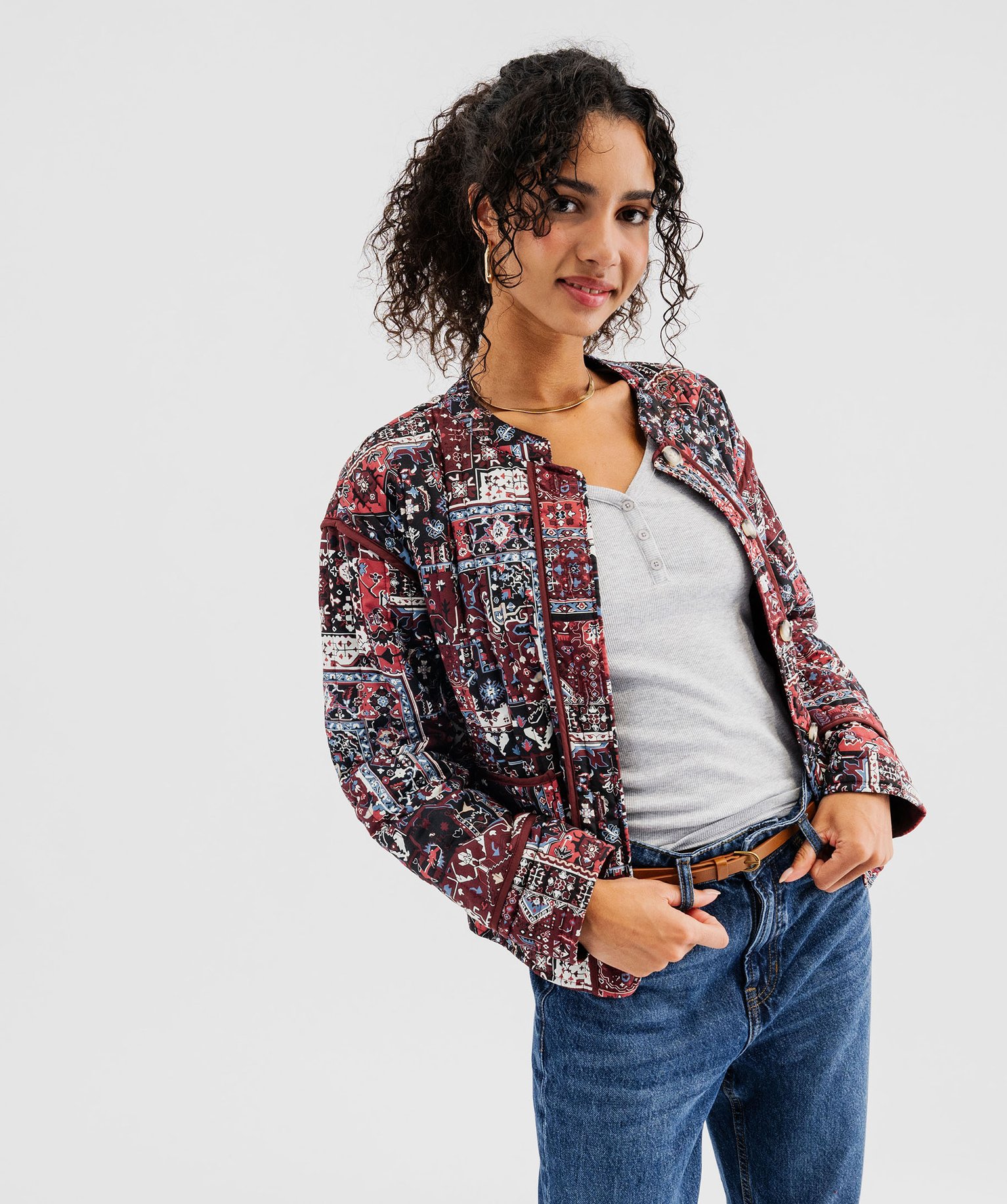 veste-matelassee-femme-877isx-1.jpg Veste matelassée à col rond à motifs femme rouge fonce | GEMO – Image 1
