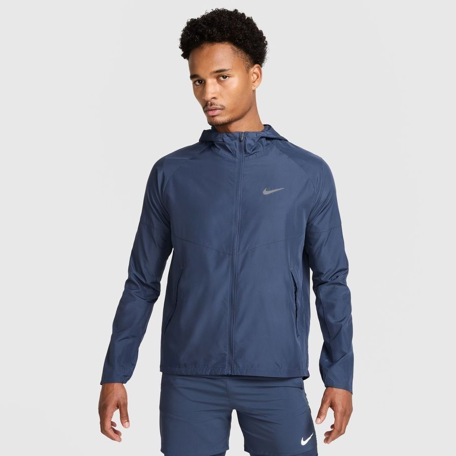 veste-running-704snd-1.jpg Nike Veste Running Imperméable Miller Bleu/Argenté – Image 1