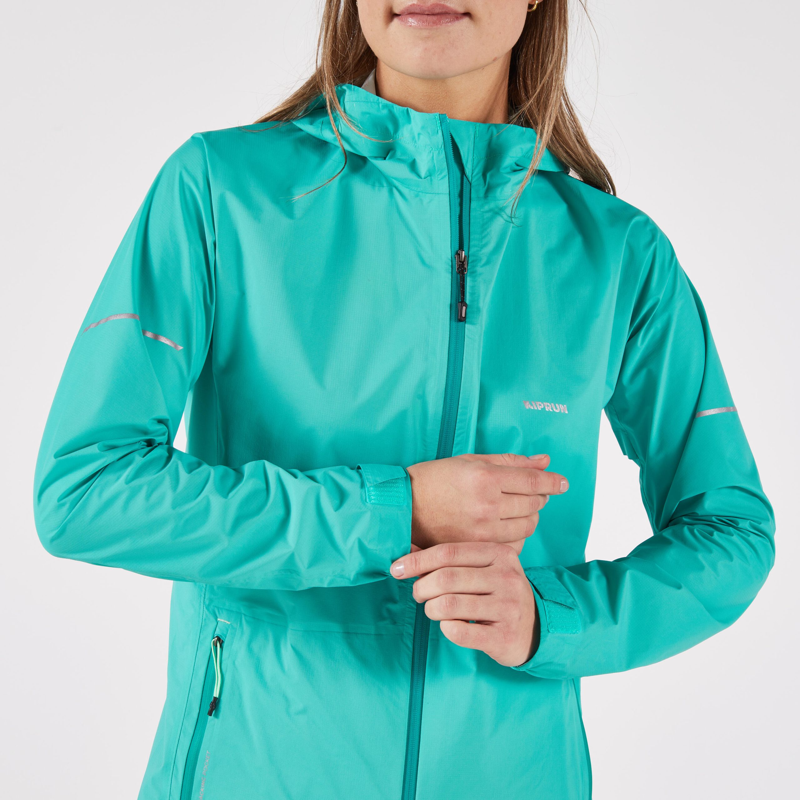 veste-running-914ggi-1.jpg Veste running imperméable Femme, Kiprun Run Rain 900 verte | Kiprun – Image 1