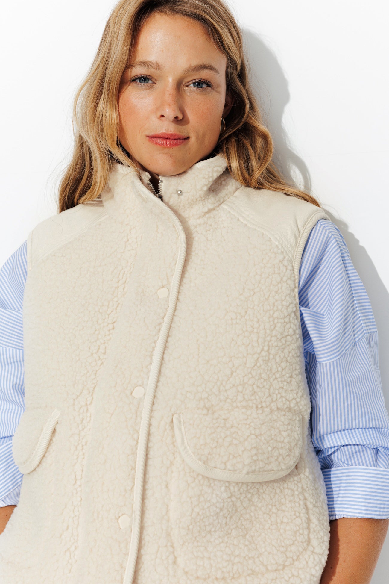veste-sans-manche-255csu-1.jpg Veste en moumoute sans manches Ecru – Image 1