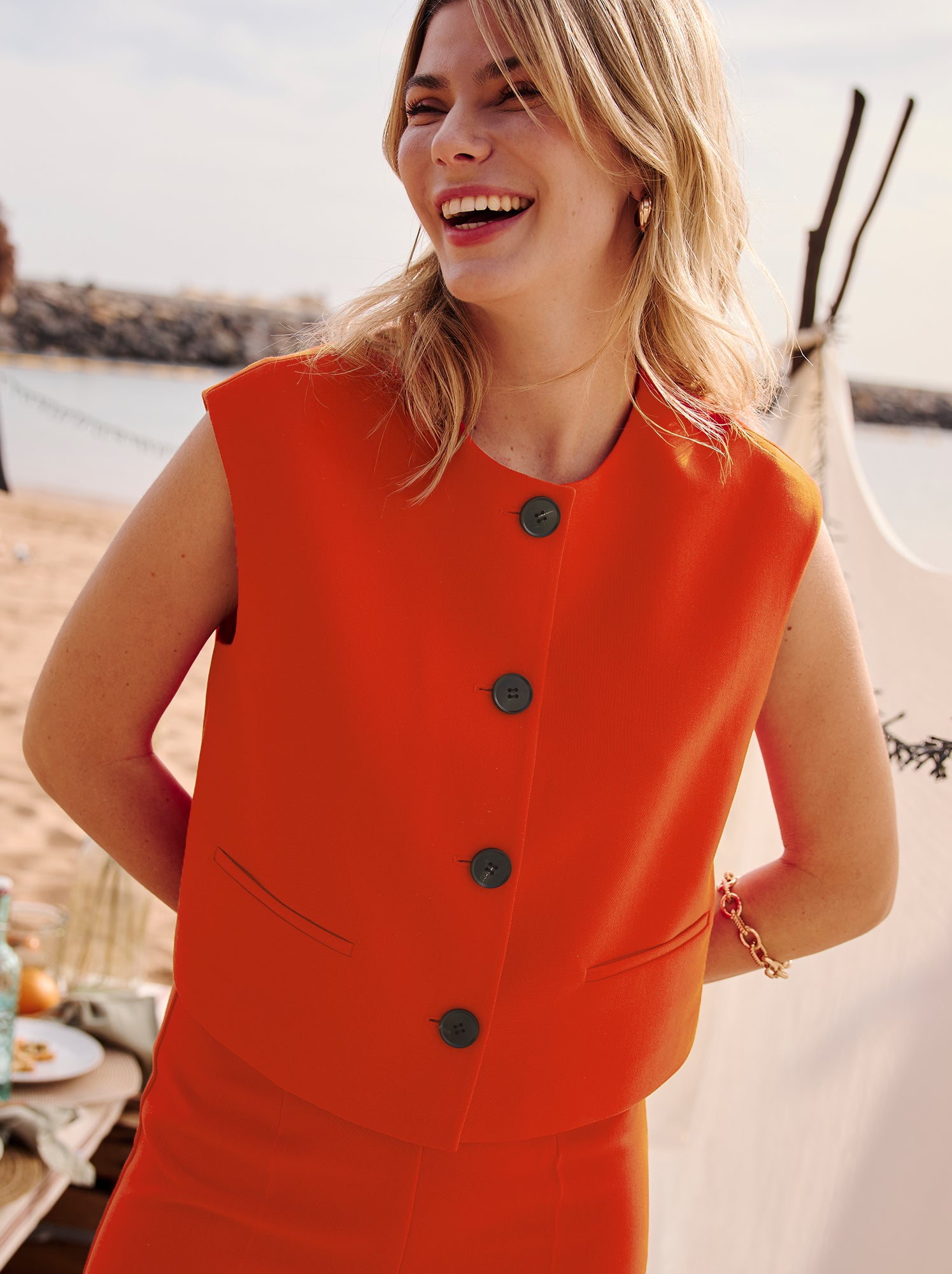 veste-sans-manche-femme-654hsq-1.jpg Veste sans manches avec ouverture boutonnée Rouge – Image 1