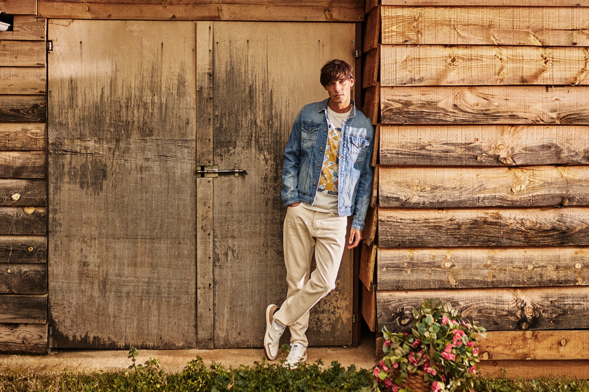 vestes-en-jean-040soc-1.jpg 5 looks avec des vestes en jean pour hommes SALSA JEANS – Image 1