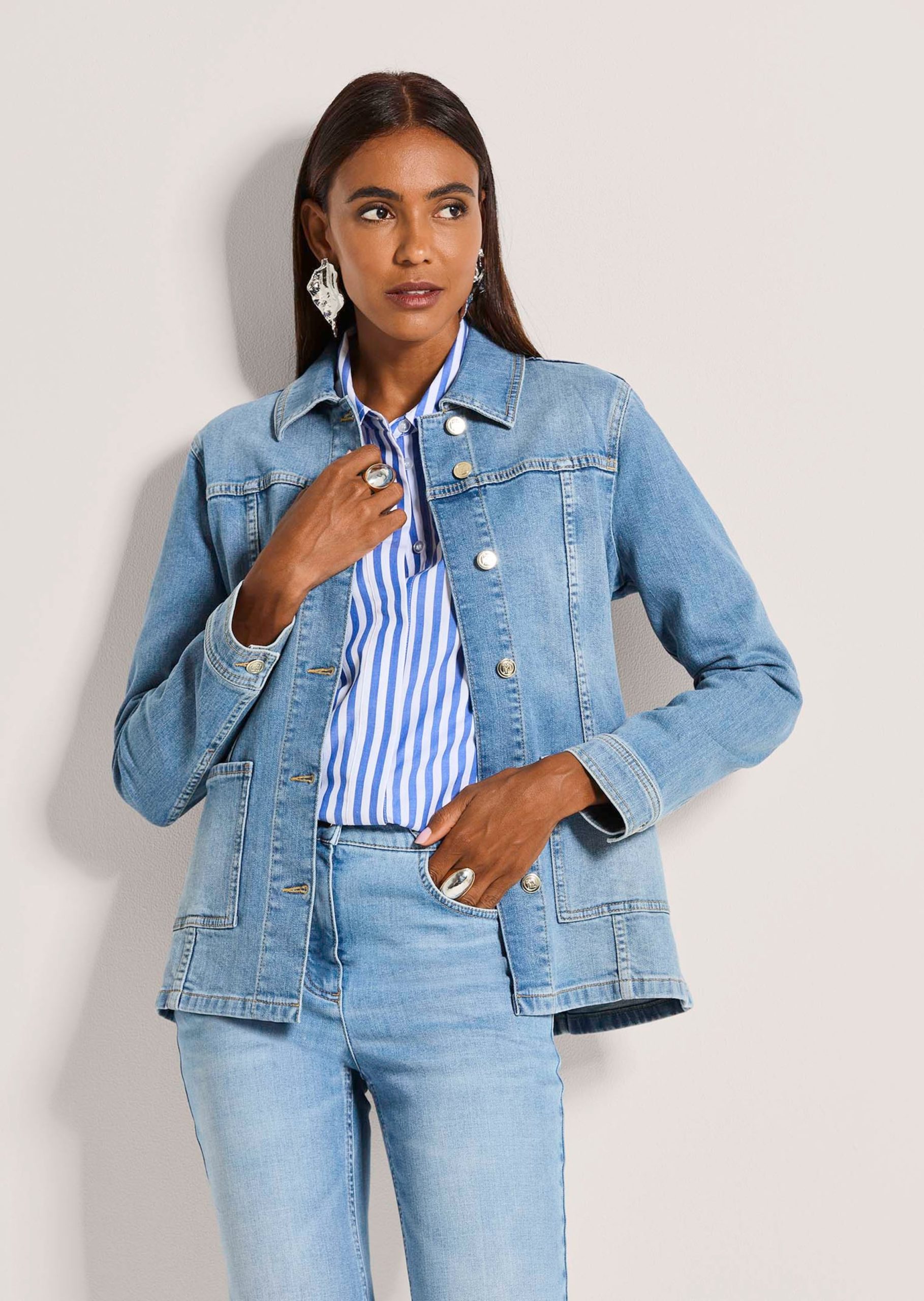 vestes-en-jean-femme-361tuj-1.jpg Veste en jean longue avec ceinture à nouer sur bleu/denim | MADELEINE Vetement – Image 1